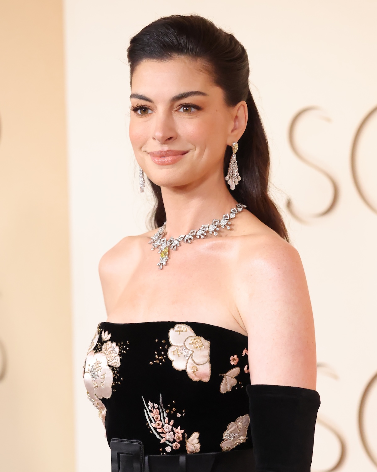 Anne Hathaway on the 2026 Oscars red carpet.
