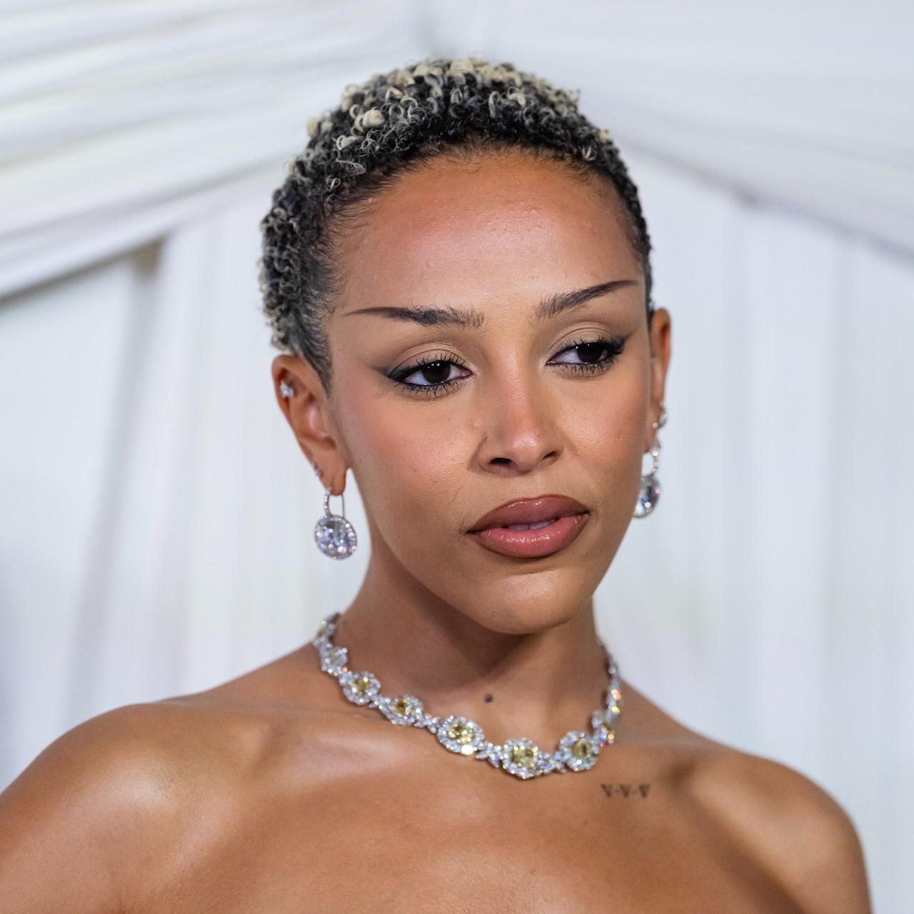 doja cat wearing a short haircut with platinum blonde tips