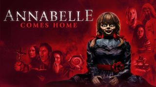 En promobild för skräckfilmen Annabelle Comes Home, där dockan stirrar mot kameran framför en röd bakgrund.