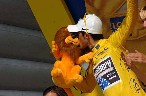 A kiss for Mr. Lion from yellow jersey Contador