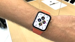 En smartklokke av typen Apple Watch 5 på et håndledd.