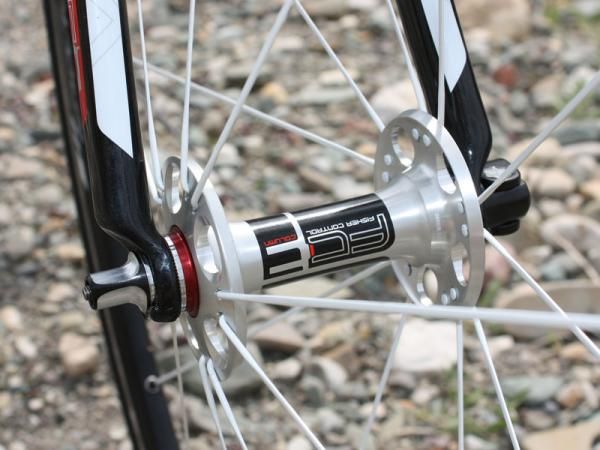 One key element to the FCC system is the front hub, which features very widely spaced and tall flanges, oversized hub end caps and a 'heads in' spoking configuration.