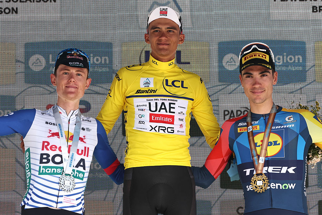 (Da sinistra) Il pilota australiano Luke Tuckwell, secondo classificato Red Bull - Bora - Hansgrohe, il pilota messicano Isaac Del Toro Romero, vincitore assoluto dell'UAE Team Emirates XRG, con indosso la maglia gialla del leader assoluto, e il pilota spagnolo Lidl-Trek Juan Ayuso, terzo classificato, dopo la fase finale e finale del Tour 8. La corsa ciclistica Auvergne-Rhône-Alpes (precedentemente nota come Criterium du Dauphine), 120,1 km tra Beaufort e Plateau de Solaison, nelle Alpi francesi, il 14 giugno 2026. (Foto di Anne-Christine POUJOULAT / AFP)