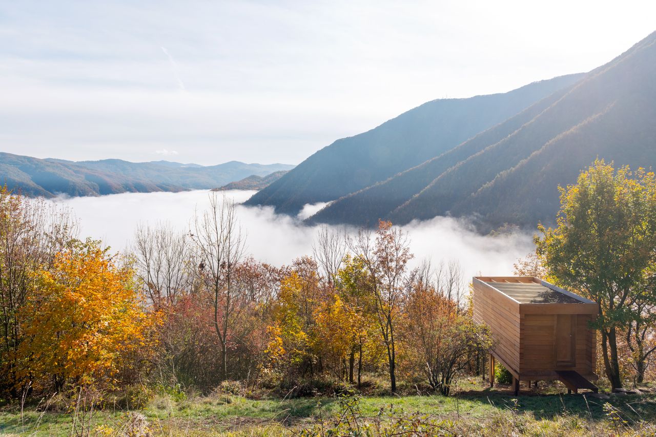 wooden tiny house overlooking mountains