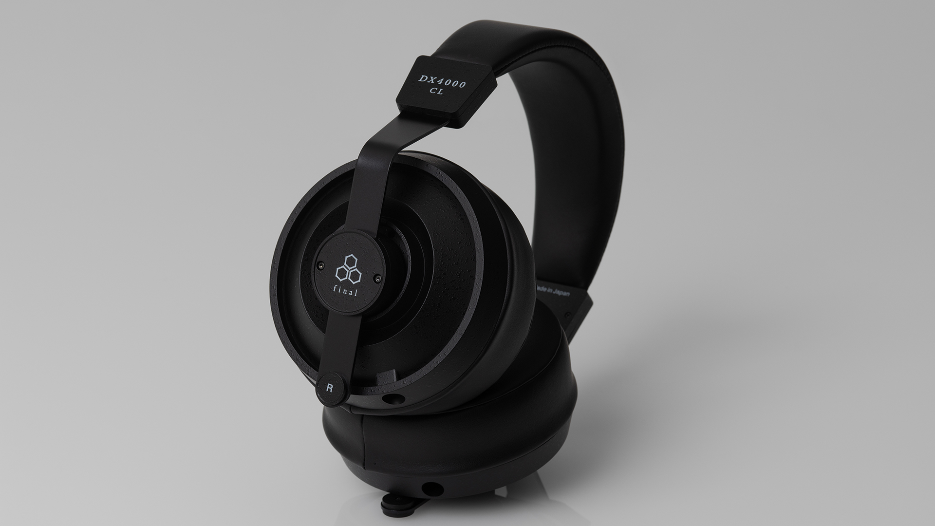 The Final DX4000 CL headphone press shots.