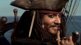 约翰尼·德普在《加勒比海盗:黑珍珠号的诅咒》中饰演杰克·斯派洛