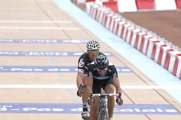 Juan Antonio Flecha (Sky) leads Thor Hushovd (Cervelo) around the velodrome