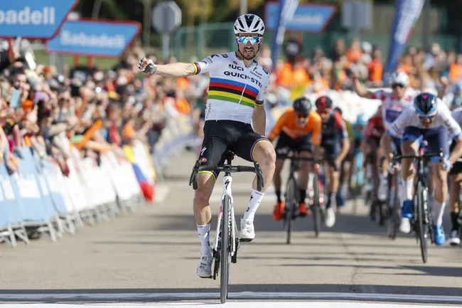 Julian Alaphilippe vince a Viana (foto: Luis Angel Gomez/Sprint Cycling Agency)