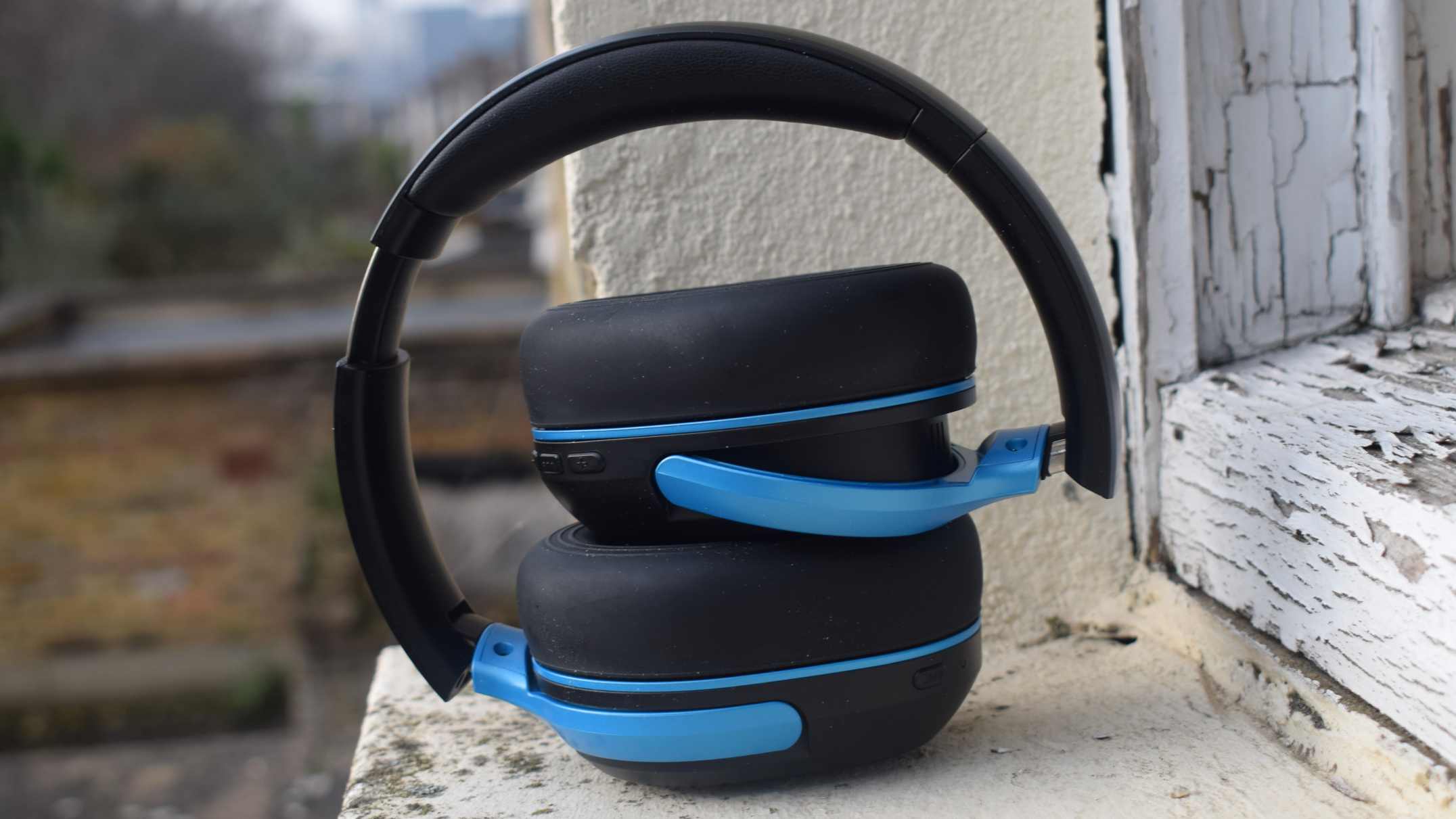 The H20 Audio Ript Ultra stacked, on a ledge.