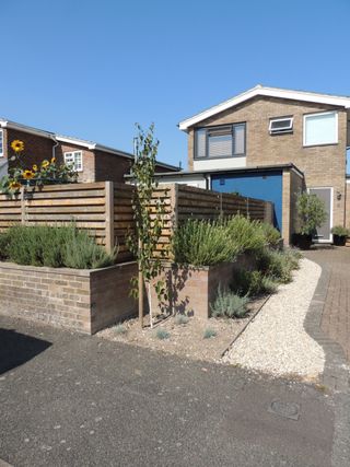garden fence and walls combined in one modern front garden boundary
