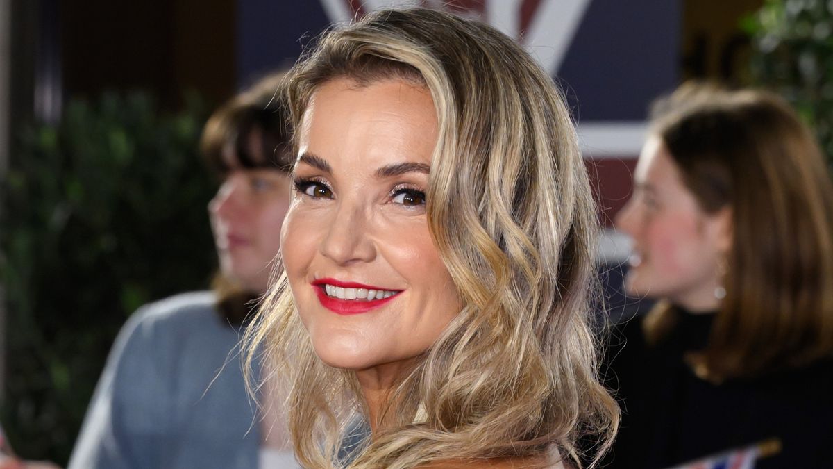 Helen Skelton 這款舒適的鐵鏽色毛衣和緊身褲是休閒的日常造型，非常適合寒冷的一月