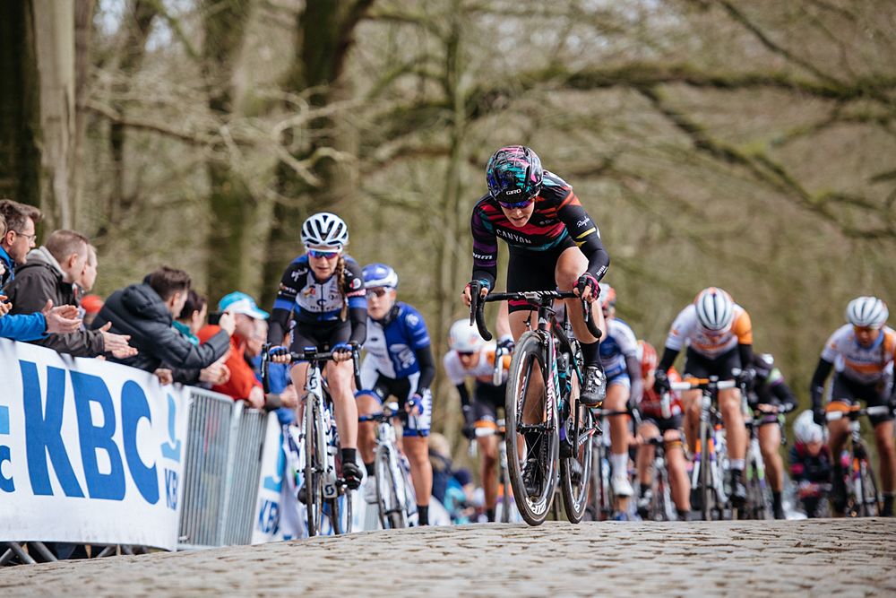 Tiffany Cromwell attacks the final metres of the Kemmelberg - Women's Gent Wevelgem 2016