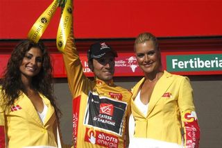 Alejandro Valverde (Caisse d'Epargne) accepts the gold jersey