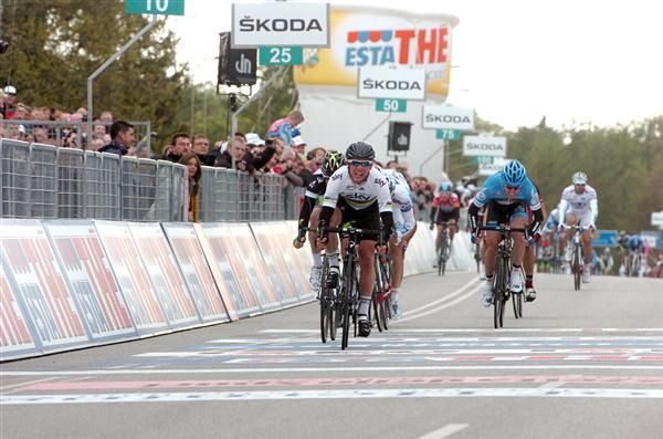 Mark Cavendish holds off the pursuers to win stage two at the 2012 Giro d'Italia
