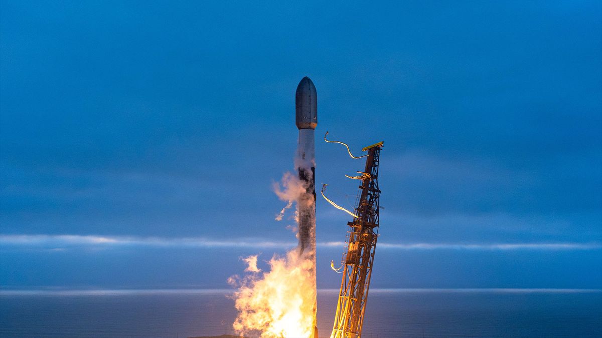 SpaceX Falcon 9 rocket launches 24 Starlink satellites from California (video)