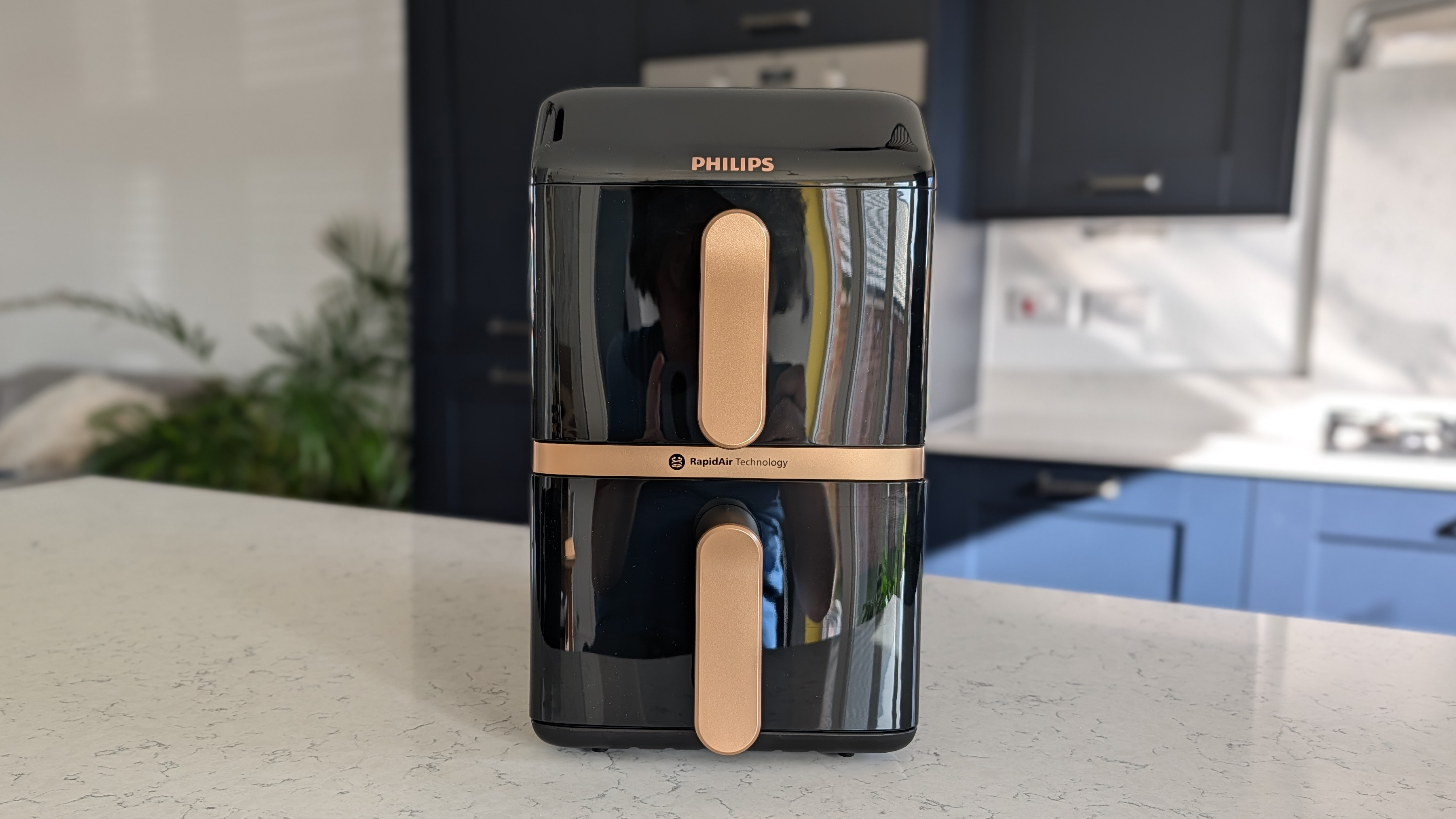 Philips 4000 Series Airfryer on kitchen counter