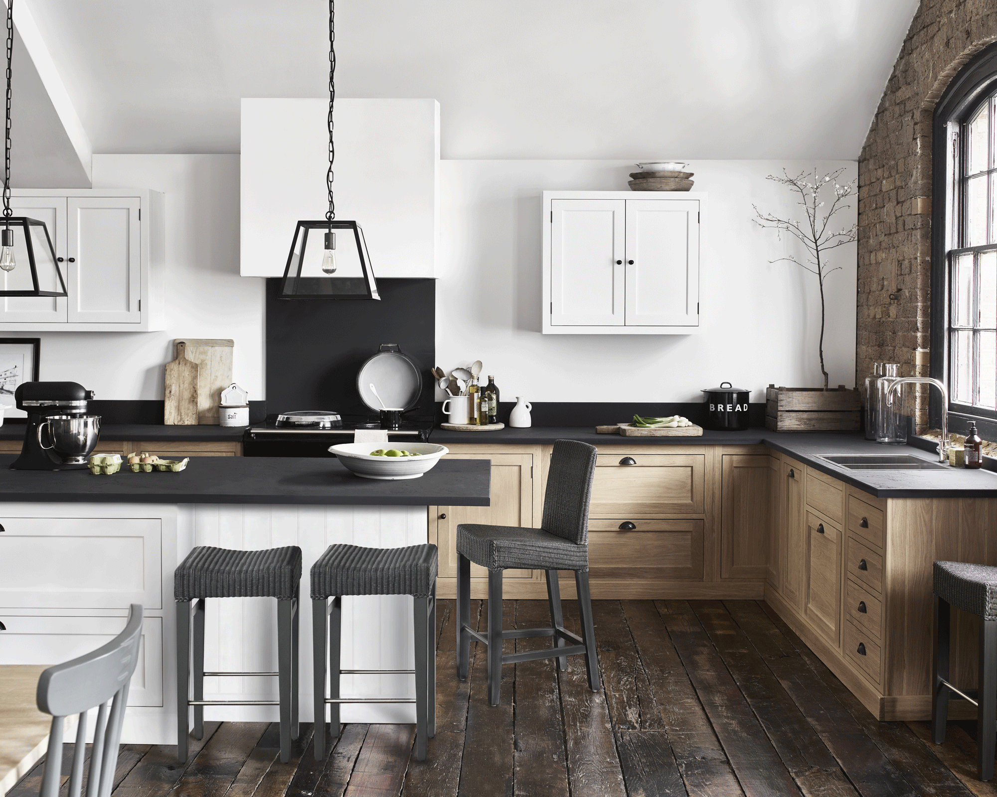 Two-tone kitchen with neutral cabonets