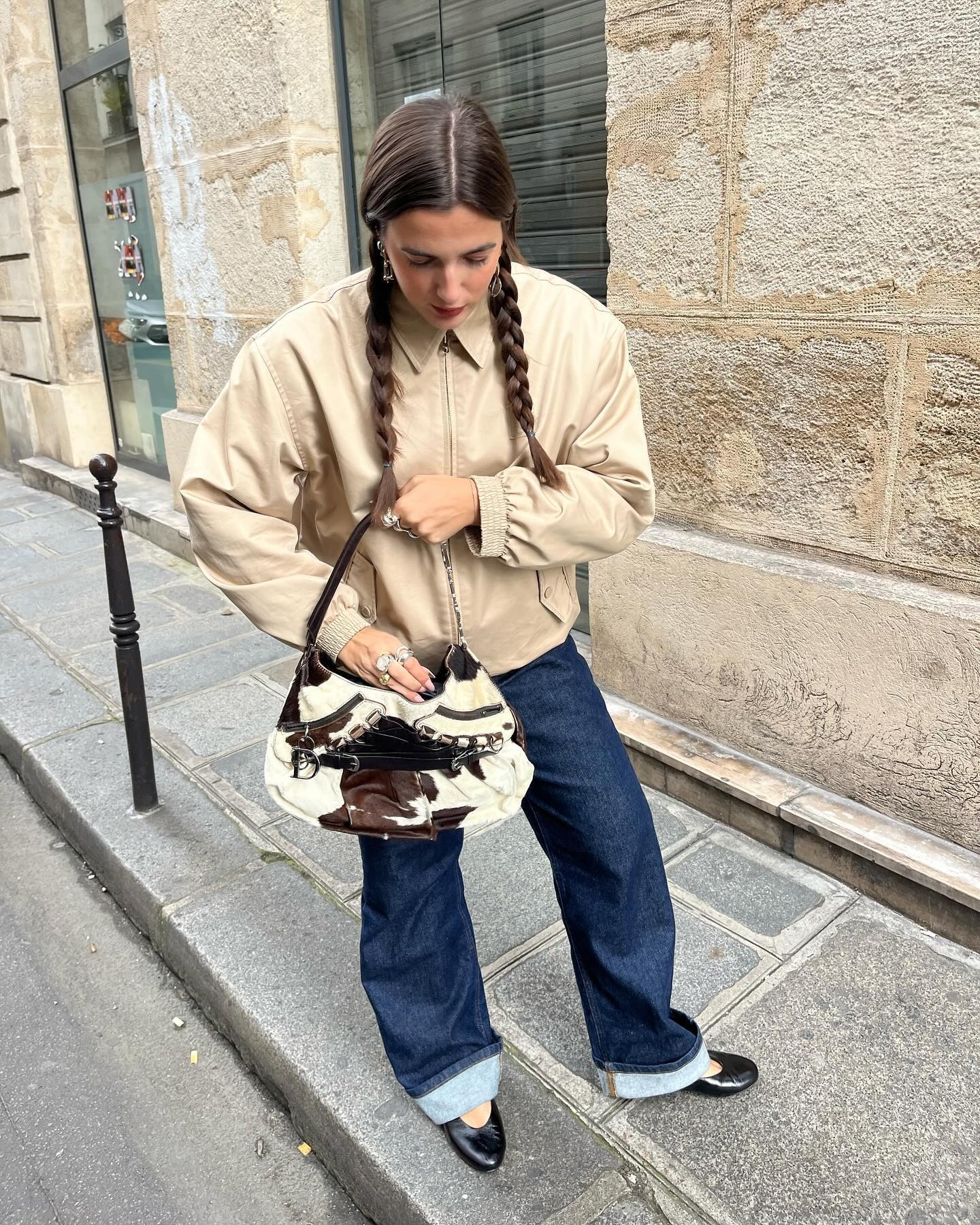 Woman wearing Gen Z fall trend.