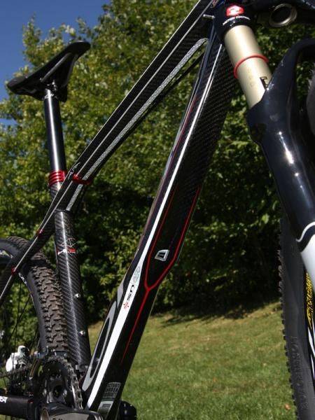 The new Alma retains the original one's novel mudguard-shaped down tube.