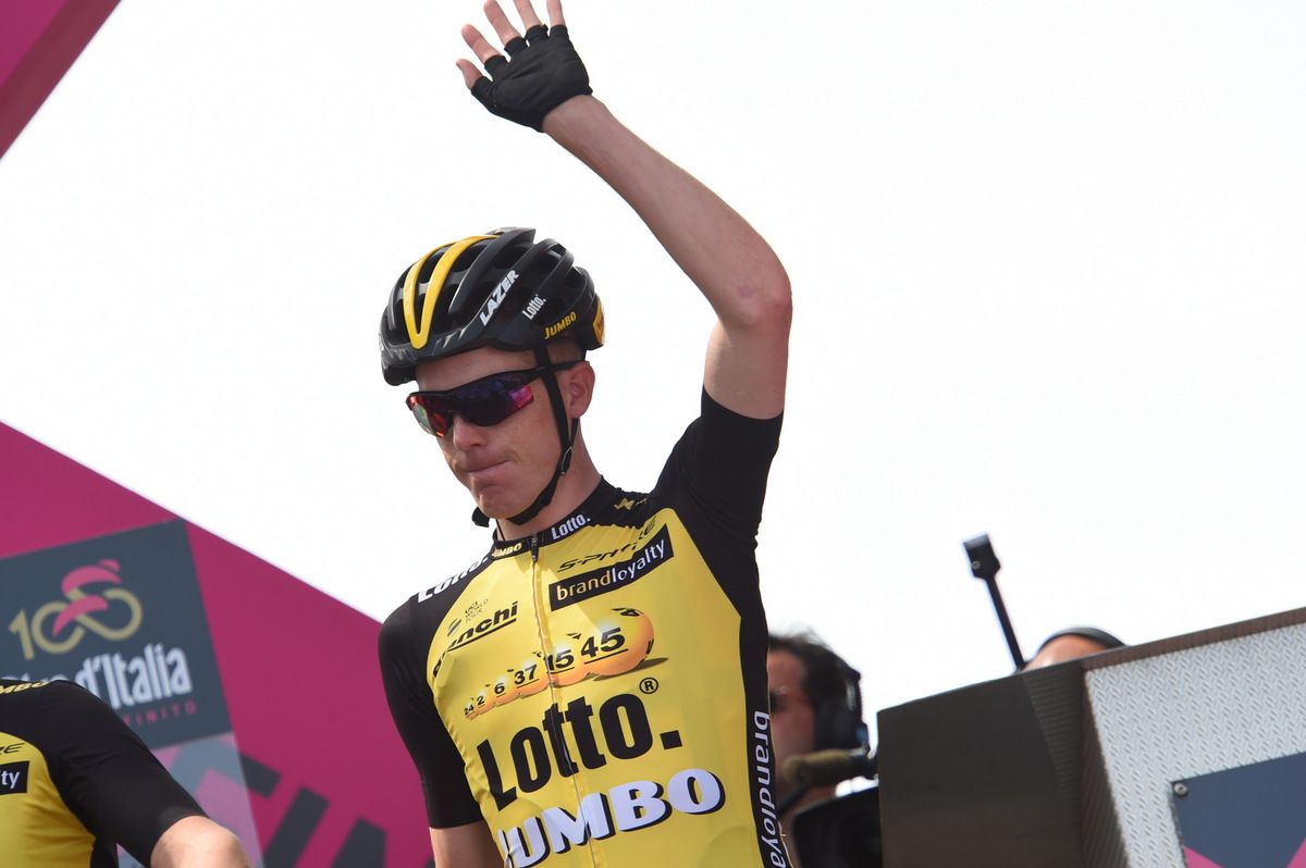 Steve Kruijswijk waves at stage 1 sign on