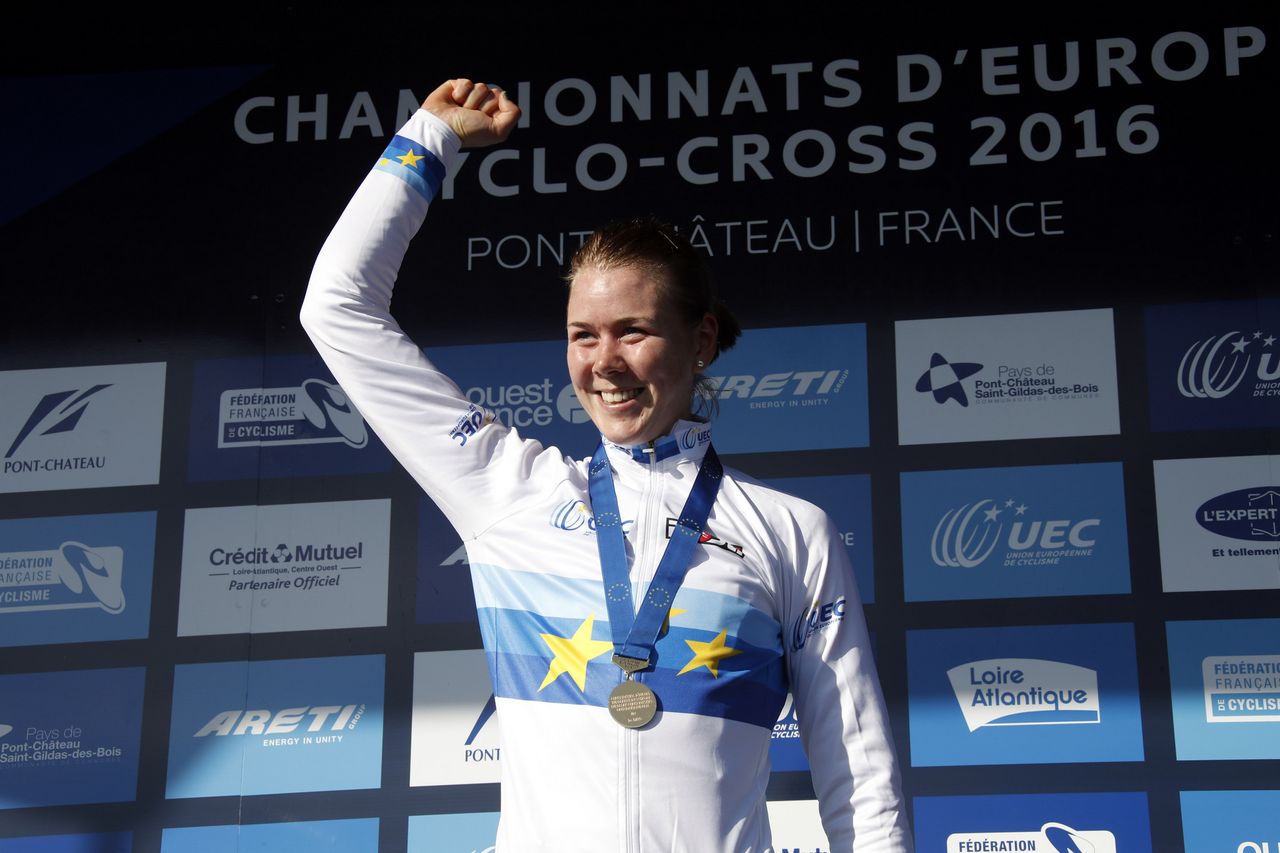 Thalita de Jong pulls on her European champion's jersey
