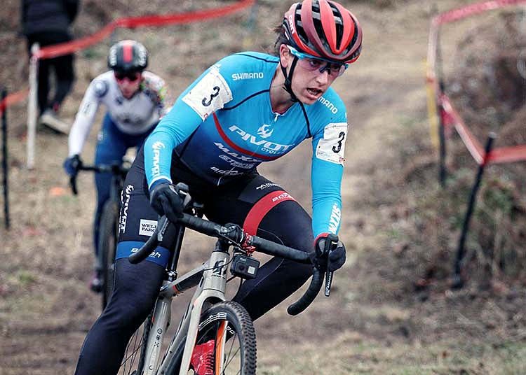 Courtenay McFadden (Pivot-Maxxis p/b Stans No Tubes) catches up with the group after getting detached