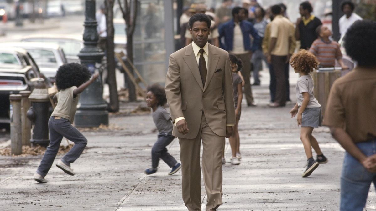 Denzel Washington as Frank Lucas walking on sidewalk in American Gangster