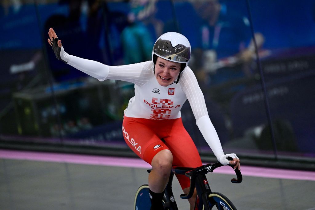 Poland's Daria Pikulik celebrates after taking silver in the women's track cycling omnium event of the Paris 2024 Olympic Games at the Saint-Quentin-en-Yvelines National Velodrome in Montigny-le-Bretonneux, south-west of Paris, on August 11, 2024. (Photo by John MACDOUGALL / AFP)