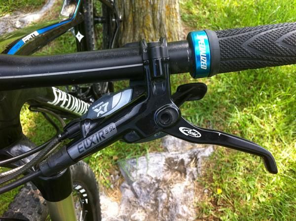 Avid Elixir 5 SL hydraulic brake levers are paired with SRAM X7 10-speed shifters