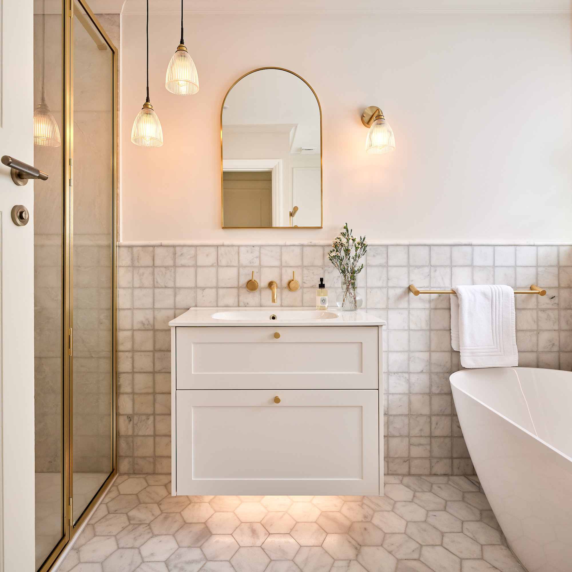 neutral bathroom with lighting