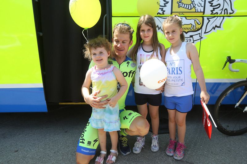 Michael Rogers with his three daughters at the team bus