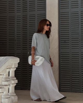 @deborabrosa wearing baggy grey tshirt and white maxi skirt