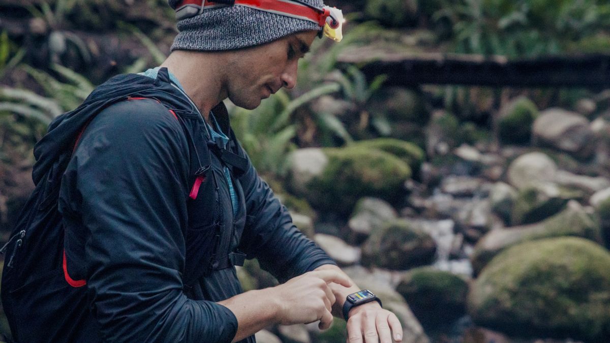 Trail runner monitoring health data during workout 