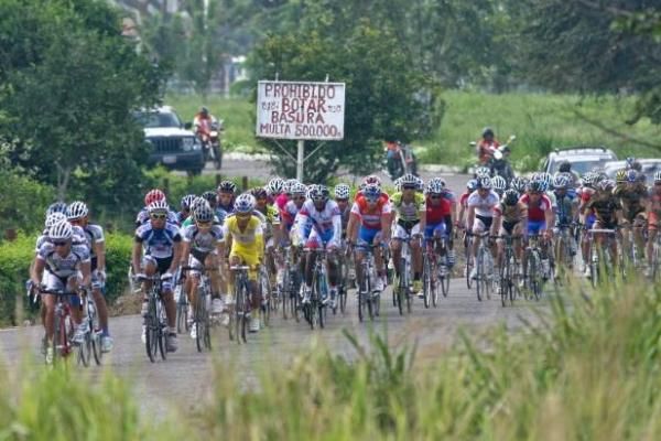 The peloton in begins stage 11