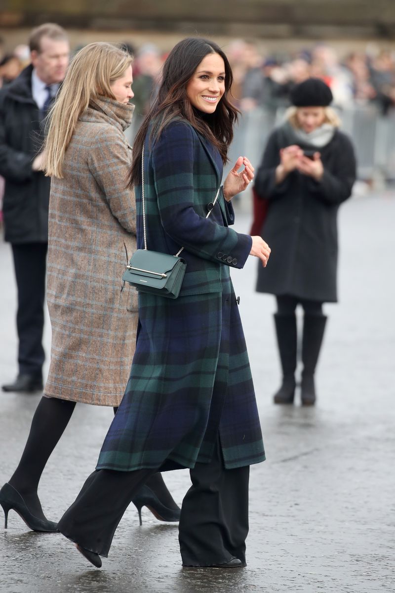 Street fashion, Clothing, Fashion, Standing, Footwear, Snapshot, Coat, Outerwear, Overcoat, Tights,