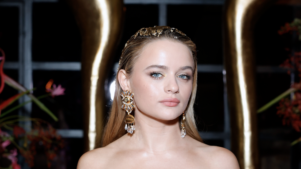 joey king with gold hair at schiaparelli