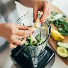 Chat GPT diet advice: A woman making a smoothie at home