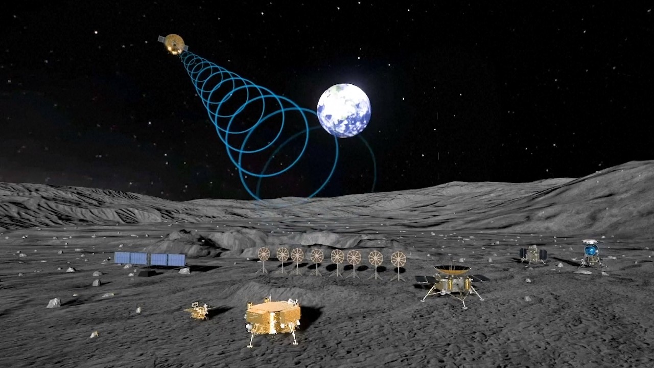 扩大的月球基地的插图，容纳许多不同的结构和车辆以及几个太阳能电池板