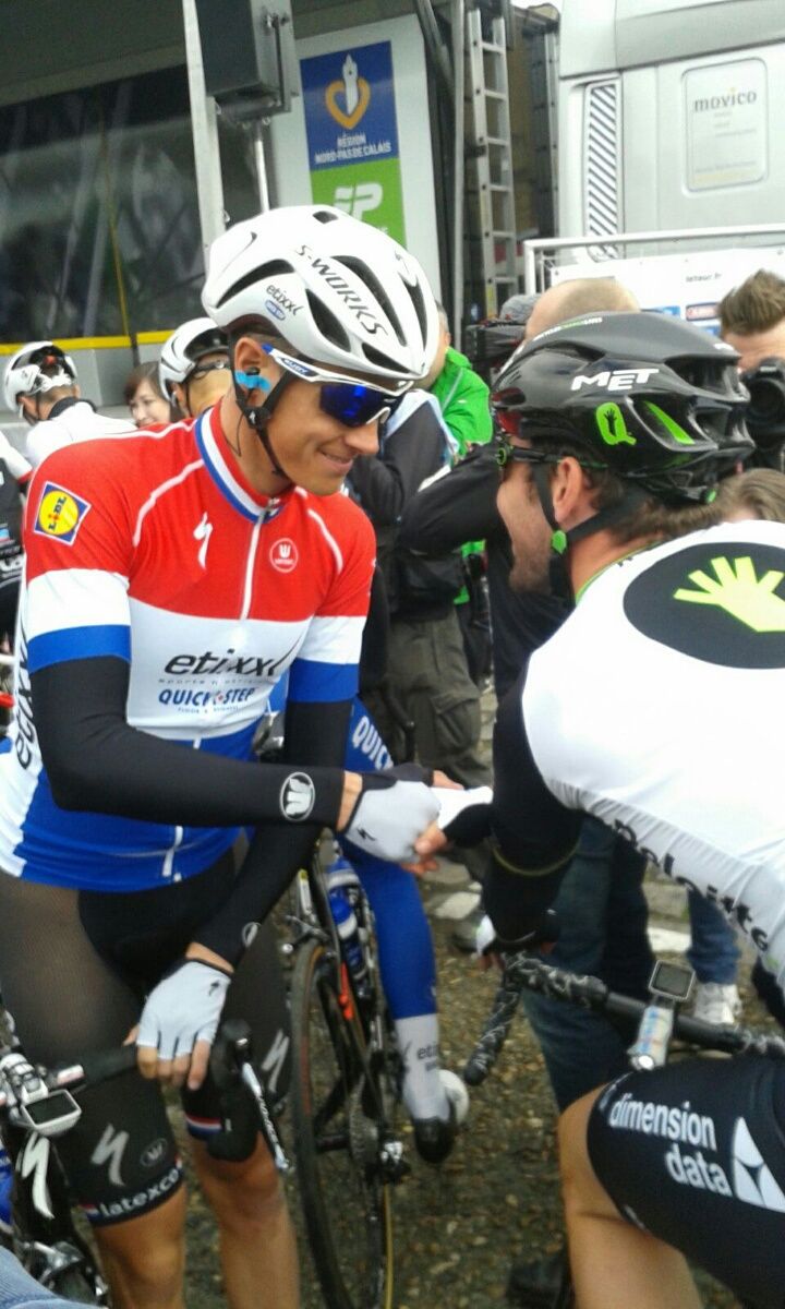 Niki Terpstra and Mark Cavendish shake hands at sign on