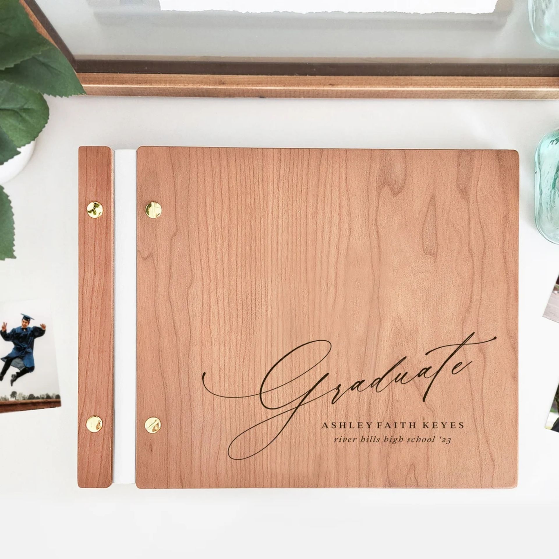 Album kelulusan kayu dengan tulisan berputar-putar hitam