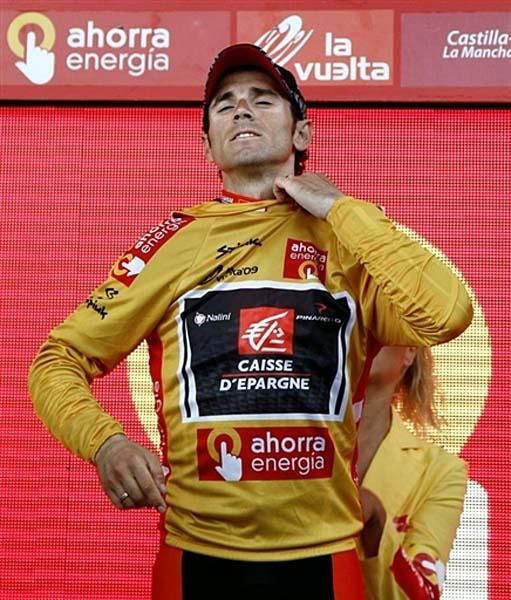 Alejandro Valverde (Caisse d'Epargne) gets into his fresh gold jersey. He keeps the race lead.