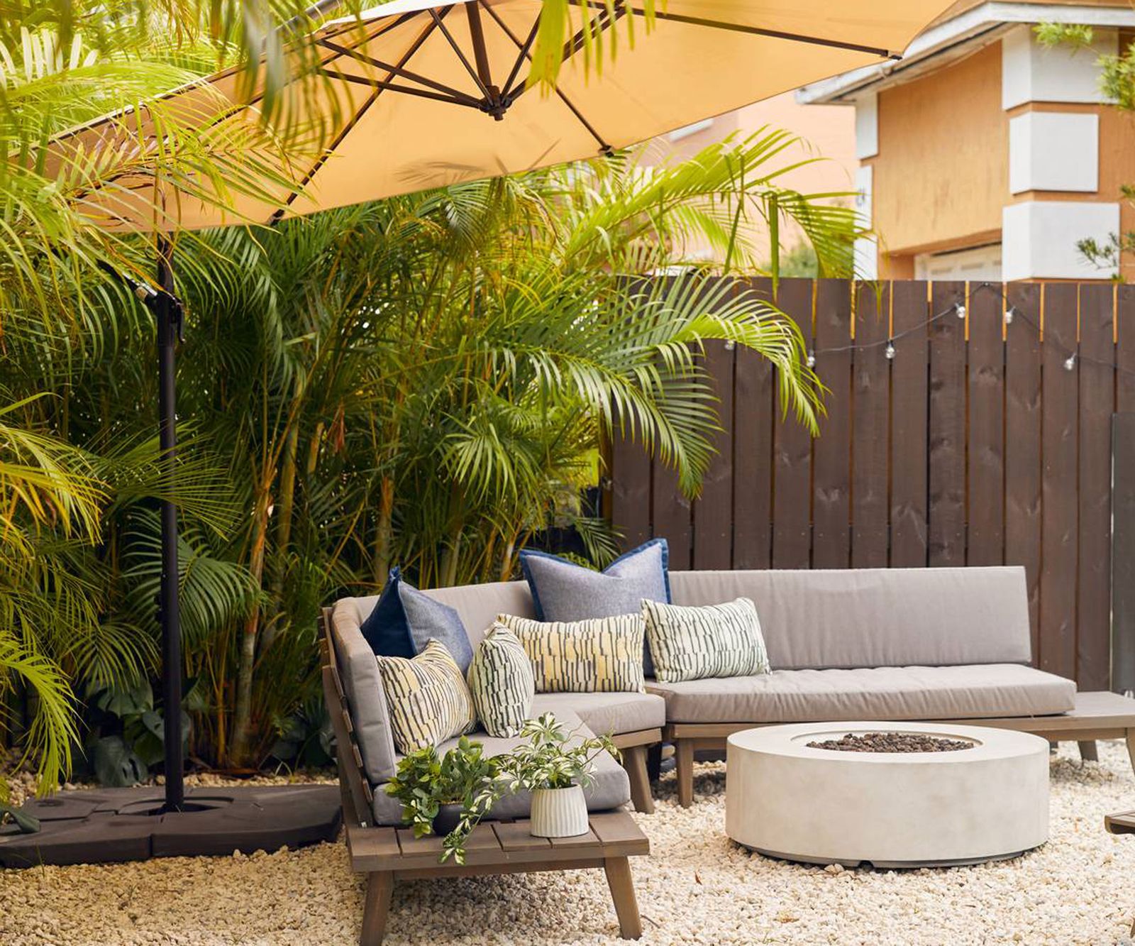 how-to-make-a-backyard-look-bigger-8-space-enhancing-tricks