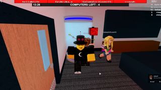 meilleurs jeux Roblox : un personnage Roblox en sauve un autre d'un char d'assaut