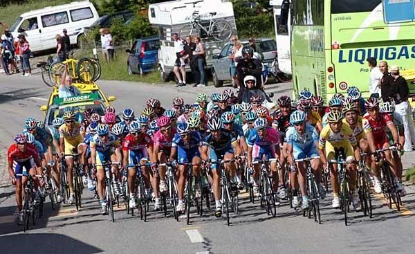 The main field coming up towards the finish