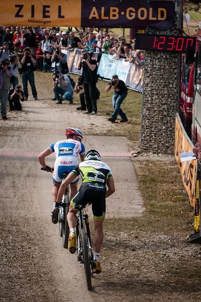 Henrique Avancini leads Jose Hermida