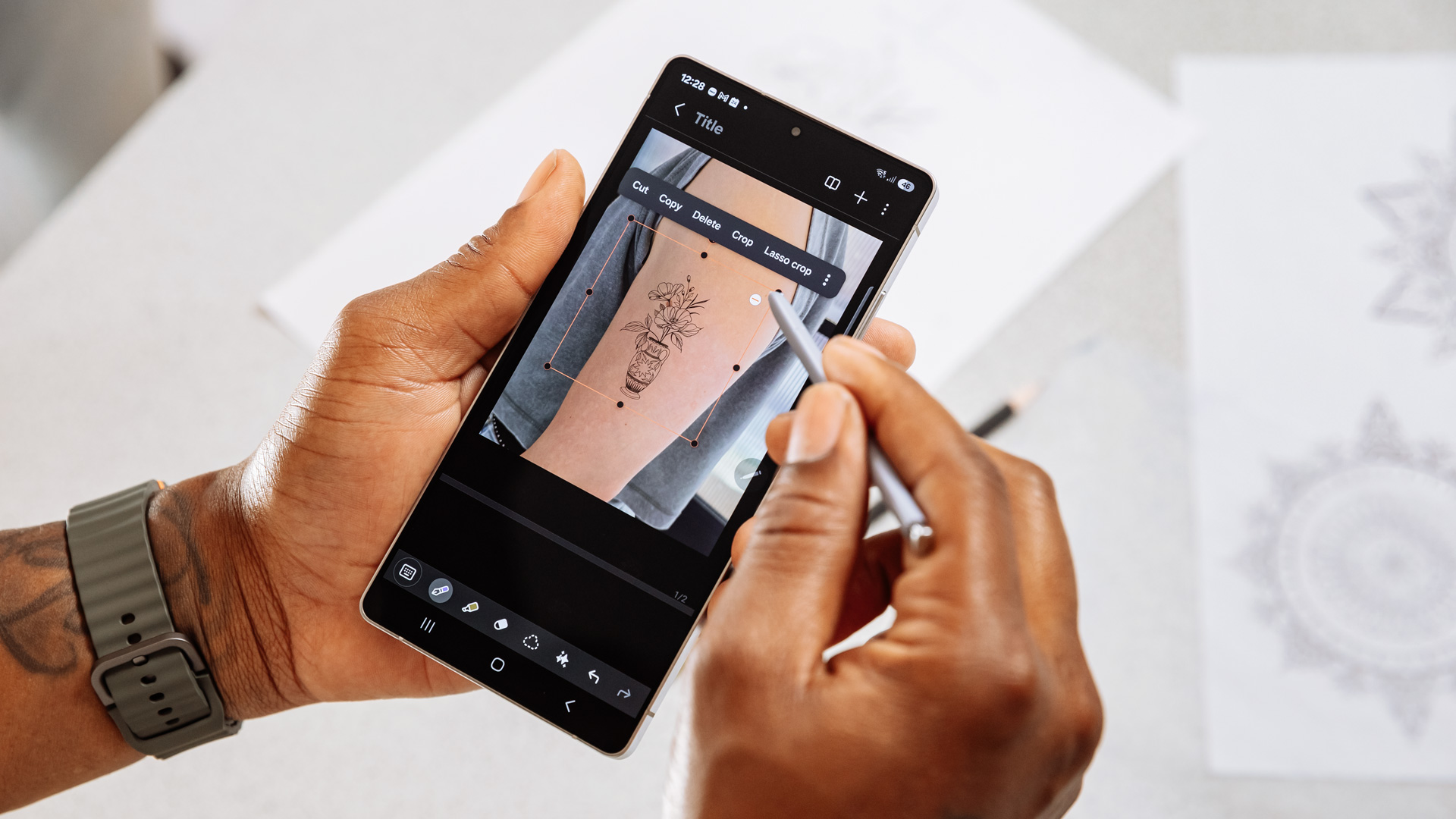 A man using the S Pen to operate a Samsung Galaxy S25 Ultra.