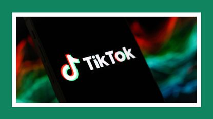 tiktok na telefóne na viacfarebnom pozadí