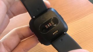 De geanodiseerde aluminium behuizing van de Versa en het licht afgeronde en aflopende ontwerp maakt dit de smalste smartwatch tot nu toe uit de hand van Fitbit