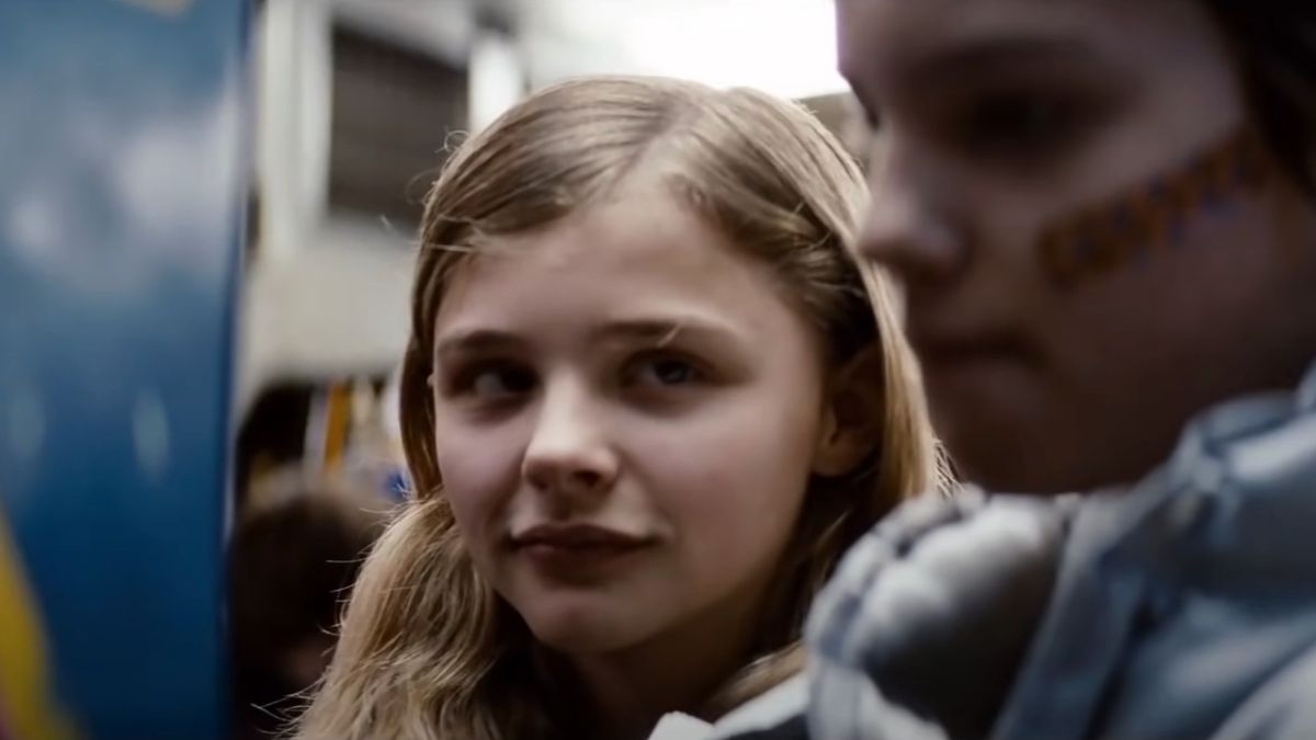 Chloë Grace Moretz smilng at Kodi Smit-Mcphee in Let Me In.