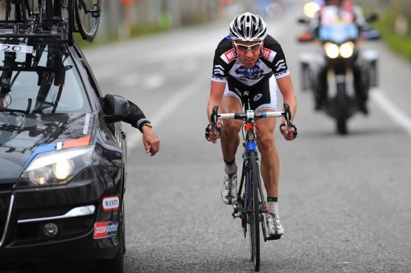 Arnoud Van Groen (Veranda's Willems - Accent) dropped his two breakaway companions and rides alone in the lead.